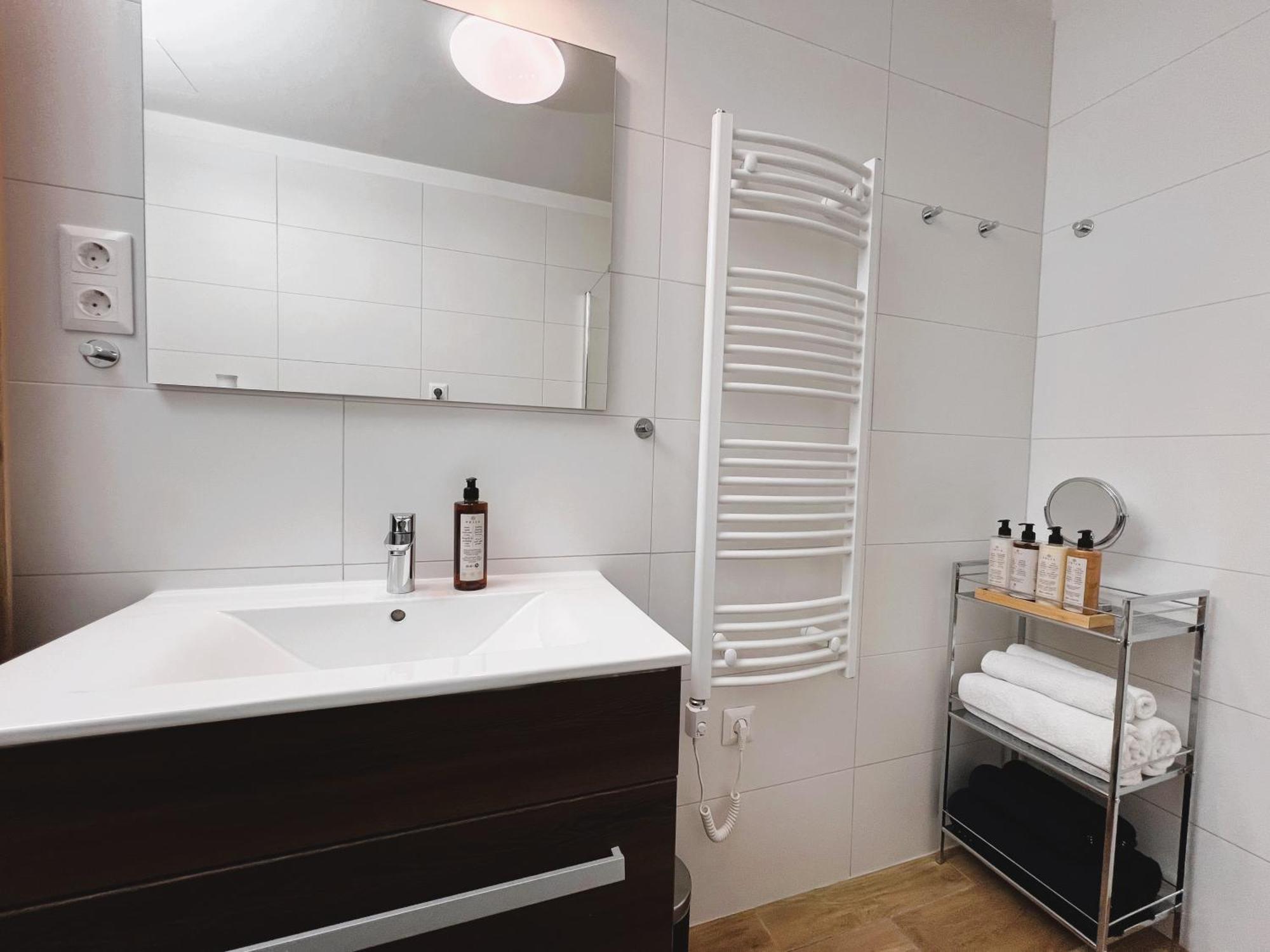 Luxe Central Studio With Pool, Parking & Ac 布达佩斯 外观 照片