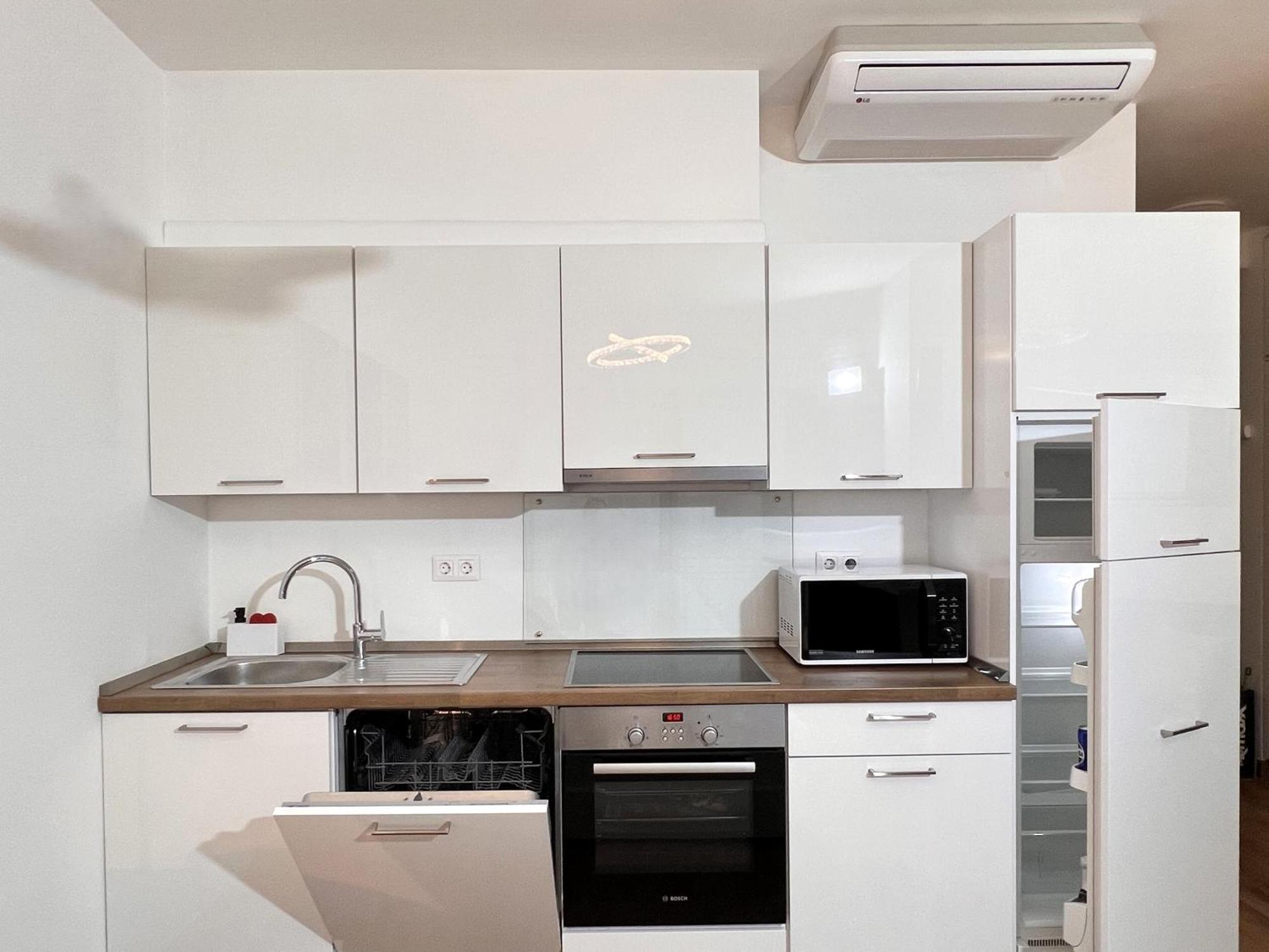 Luxe Central Studio With Pool, Parking & Ac 布达佩斯 外观 照片