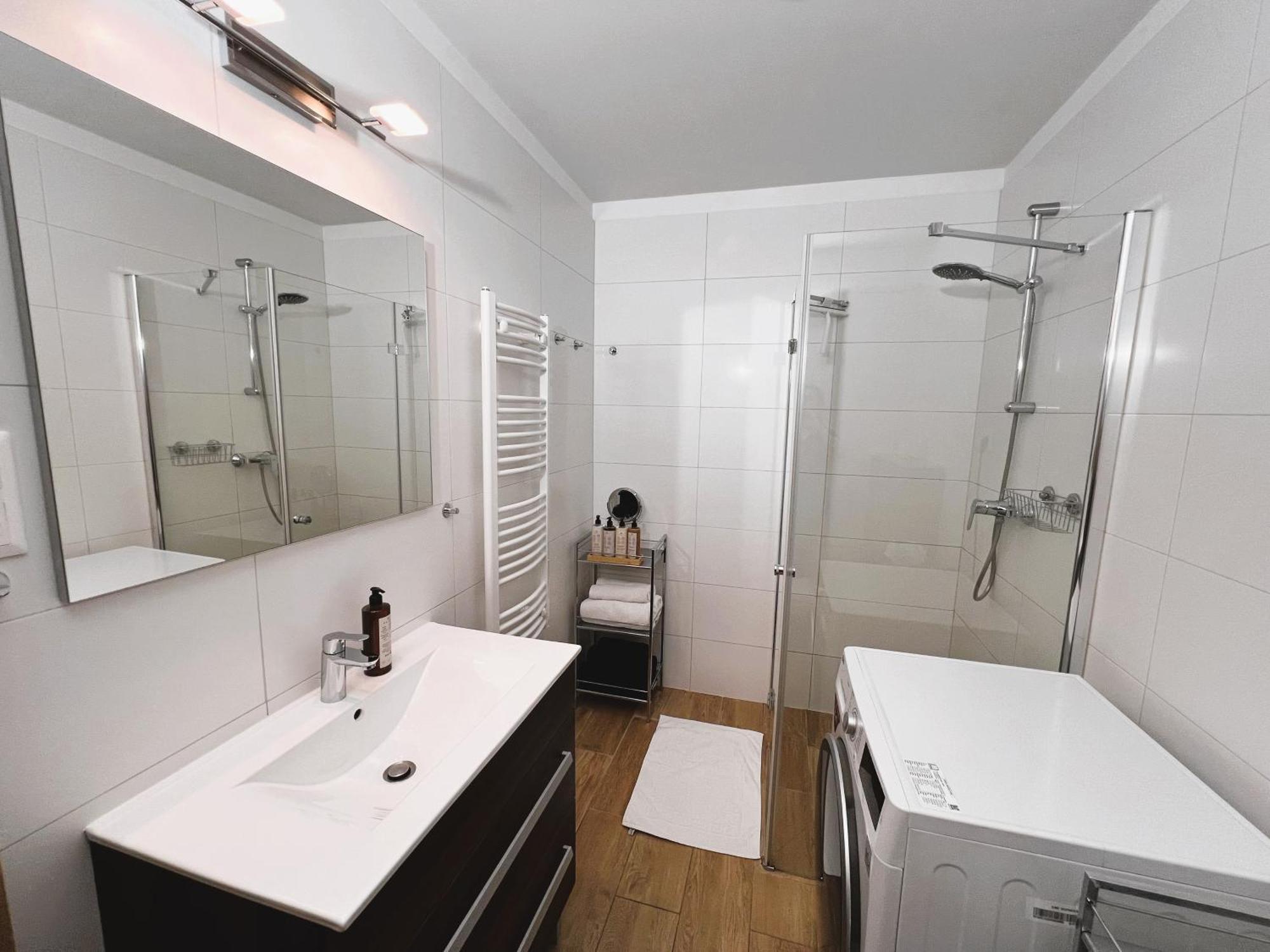 Luxe Central Studio With Pool, Parking & Ac 布达佩斯 外观 照片