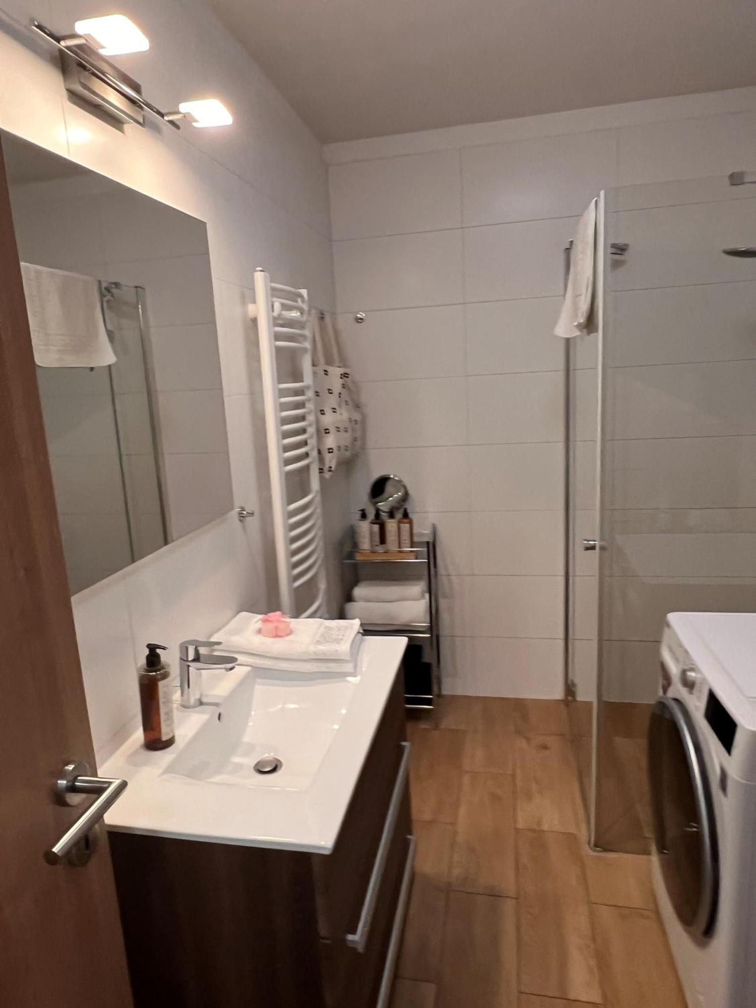 Luxe Central Studio With Pool, Parking & Ac 布达佩斯 外观 照片